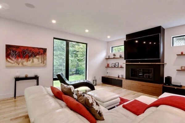 Salon moderne avec canapé et cheminée