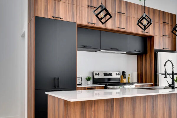 Cuisine moderne avec placards en bois et appareils en acier.