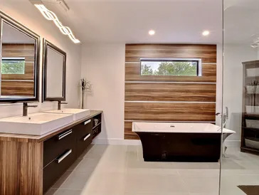 Salle de bain moderne avec baignoire et double vasque.