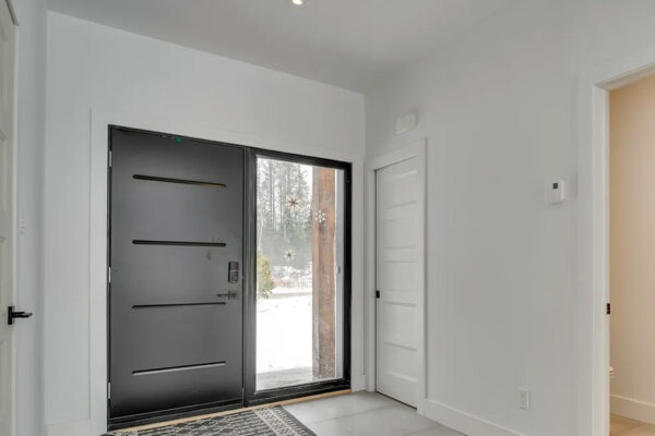 Entrée moderne avec porte noire.