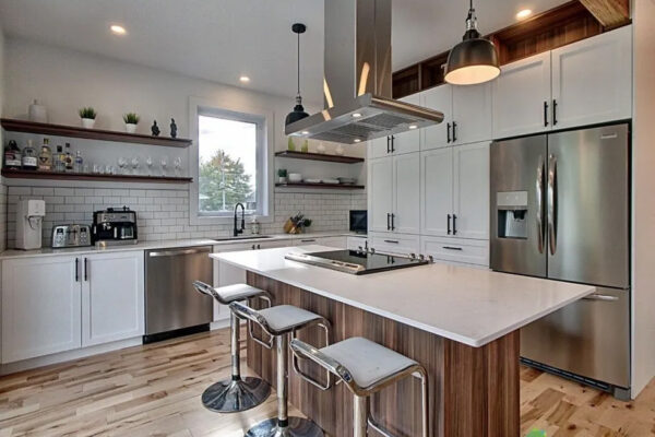 Cuisine moderne avec îlot central et électroménagers inox.