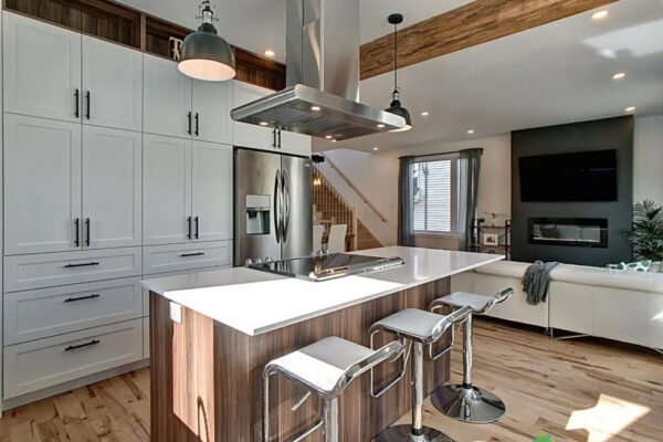 Cuisine moderne avec îlot central et tabourets.