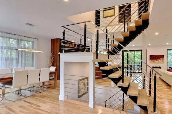 Intérieur moderne avec escalier en bois et métal.