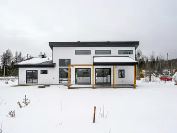 Maison moderne blanche dans la neige.
